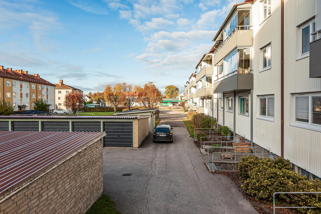 Innergård och garagelängor på husets baksida