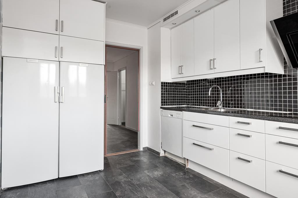 Ingång från hall. Gott om förvaring. Infällda spotlights i taklist.