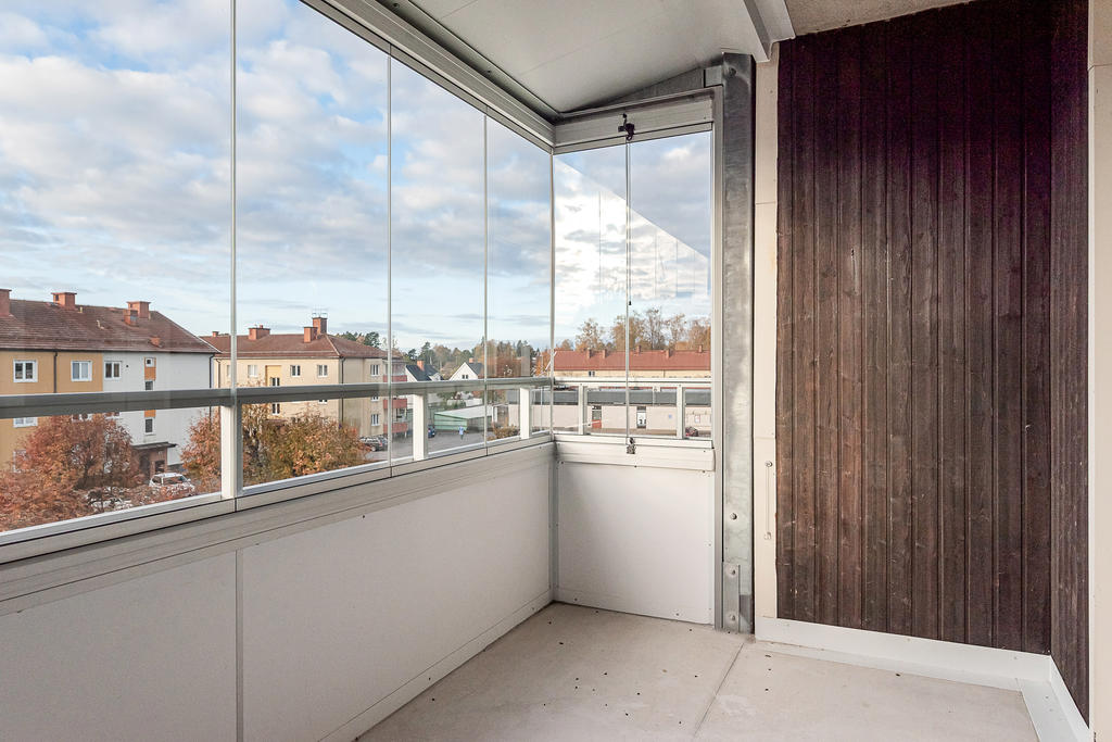 Inglasad balkong i söderläge mot föreningens innergård