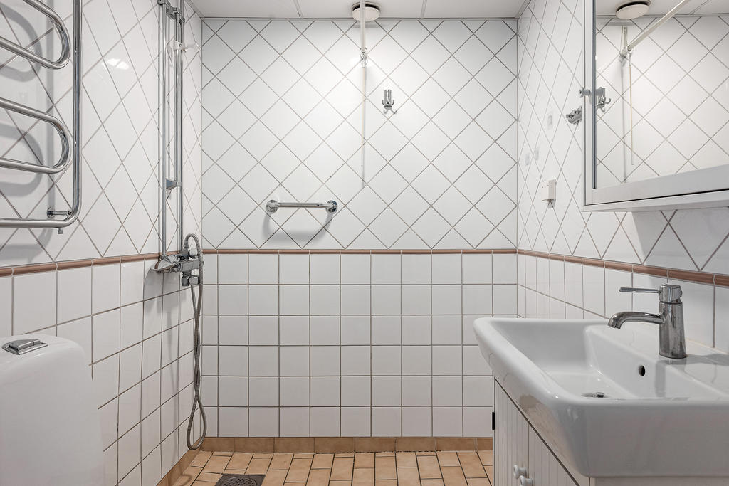 Duschrum renoverat vid stambyte (ca år 2000). Förberett för tvättmaskin.
