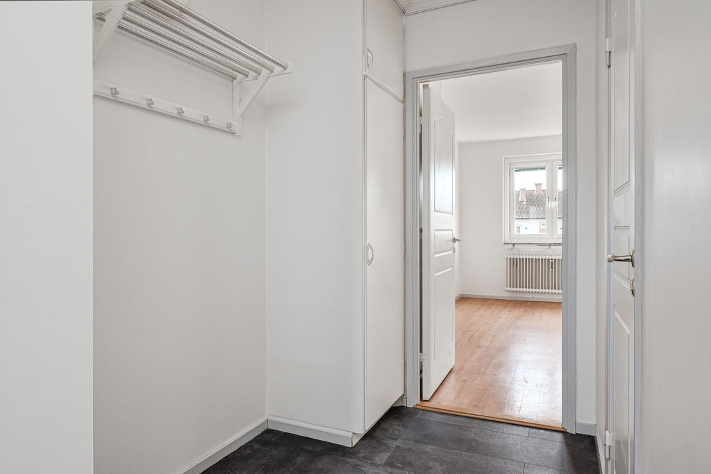 Ingång till Sovrum 1 och klädkammaren från hallen