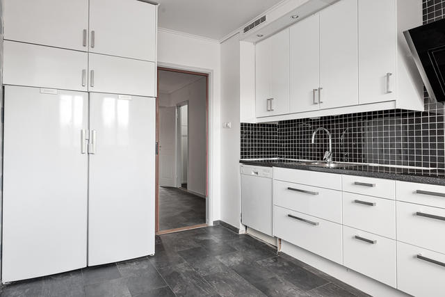 Ingång från hall. Gott om förvaring. Infällda spotlights i taklist.