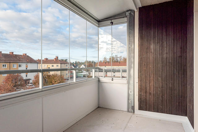 Inglasad balkong i söderläge mot föreningens innergård