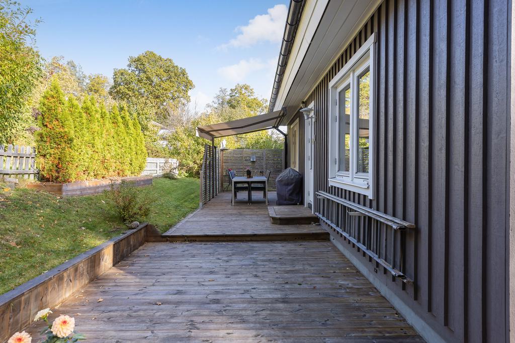 Baksidan med uteplats under markis.