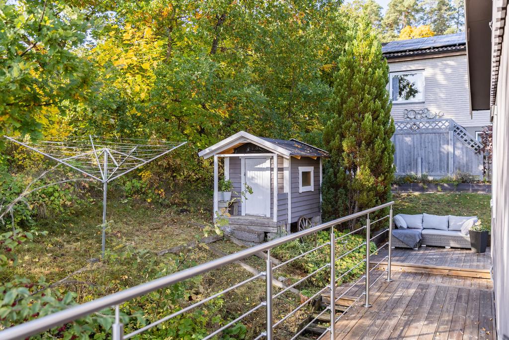 Lekstuga för de små intill en allmänning