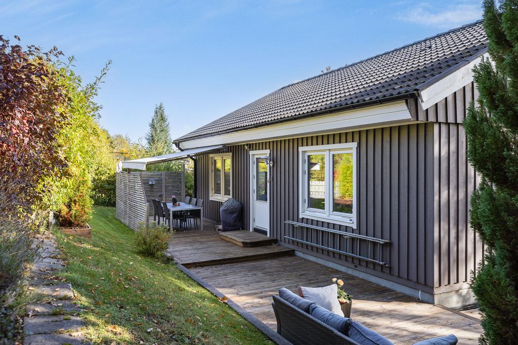 Trevlig insynsskyddad uteplats på baksidan