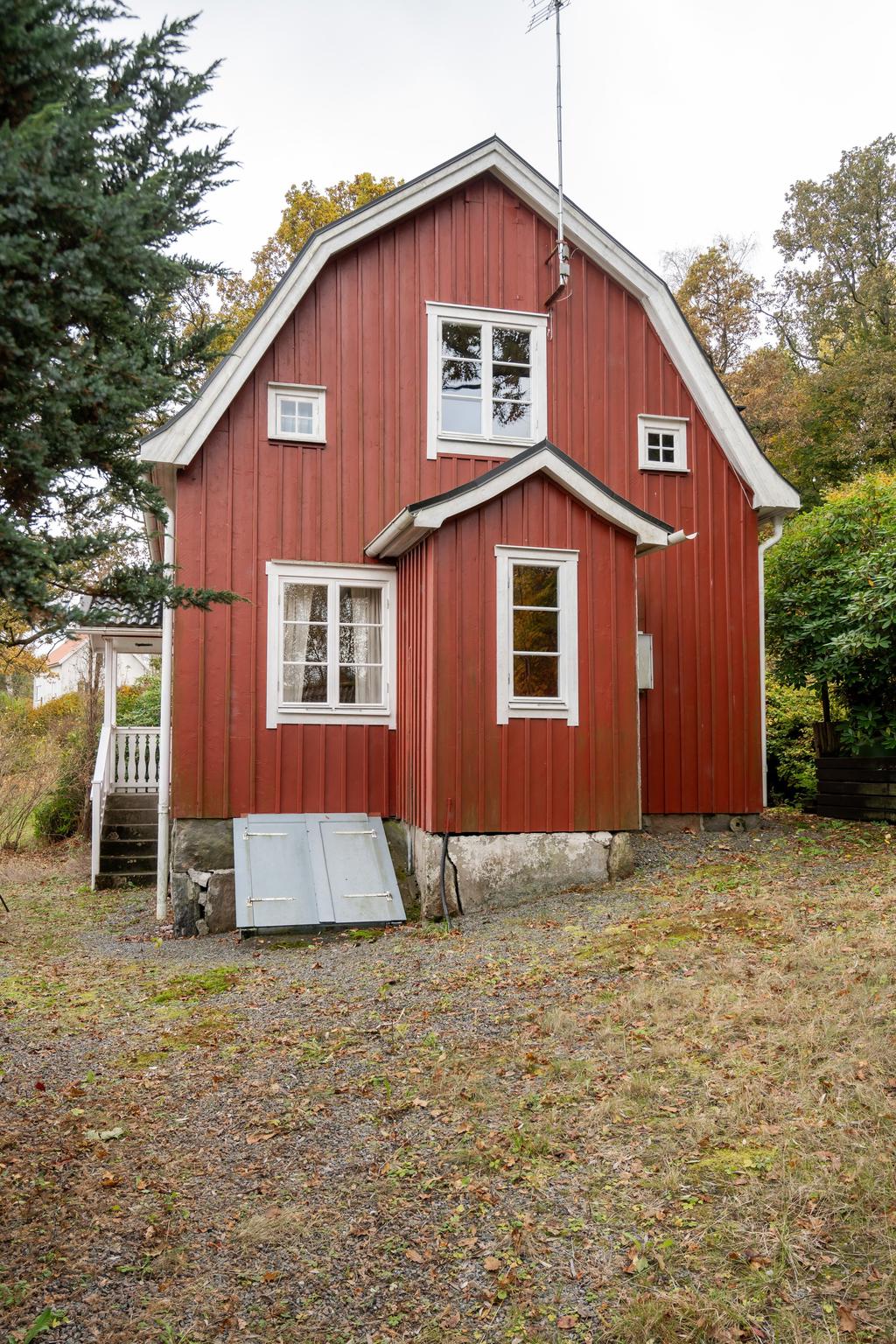 Gavel  med nedgång till lite källare