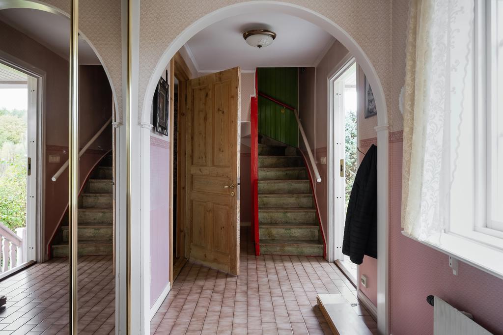 Hall med trappa till övre plan