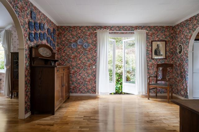 Allrum med utgång till baksidan