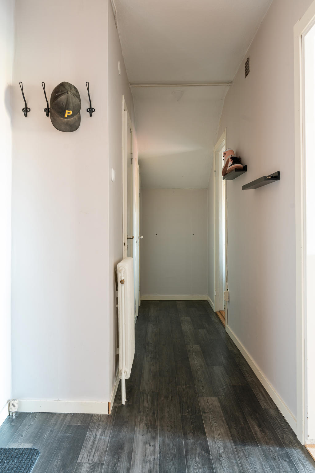 Entré/hall mot kök, klädkammare och badrum