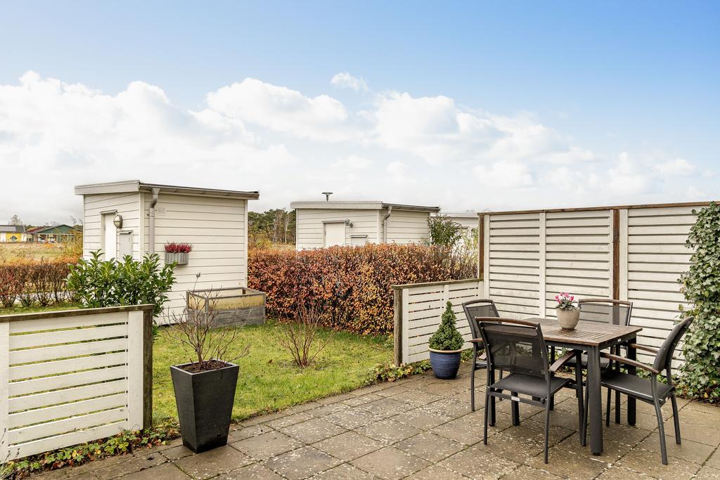 Uteplatsen på baksidan av bostaden ger gott om utrymme för utemöbler. 