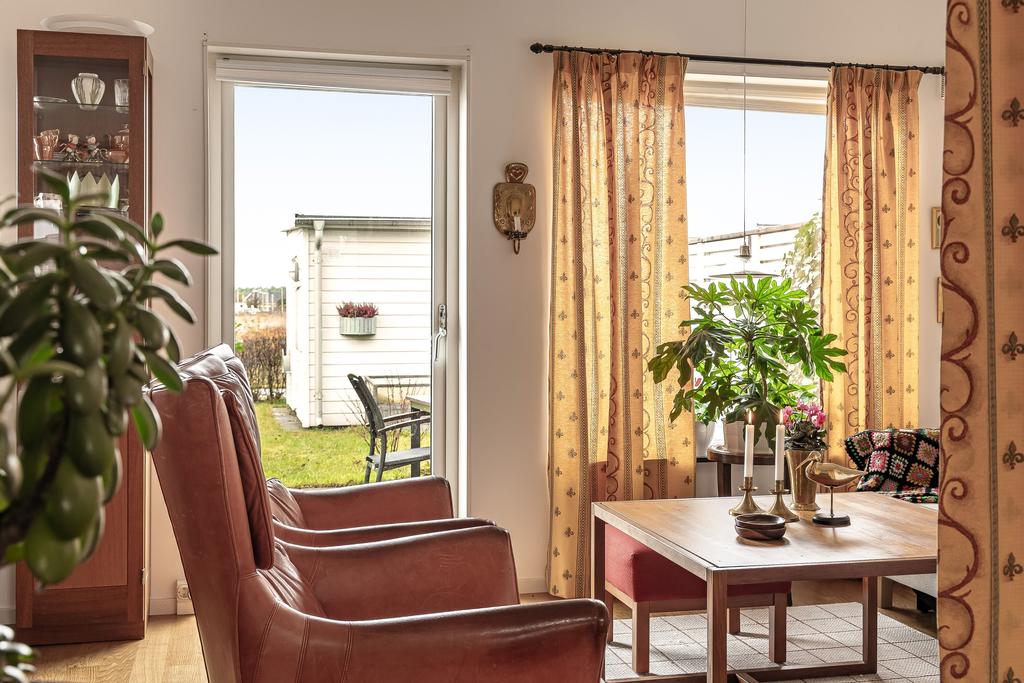 Ytan rymmer både soffa, fåtölj och mediamöbel med gott om plats för sällskapsdel