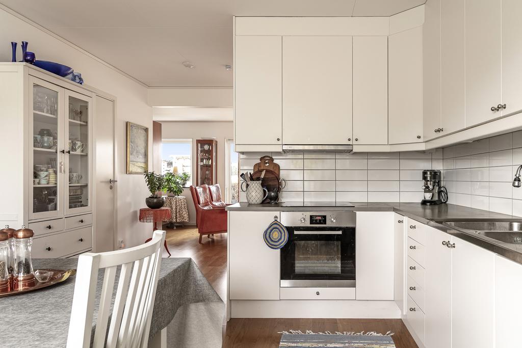 Bostaden har en öppen planlösning mellan vardagsrummet och kök.