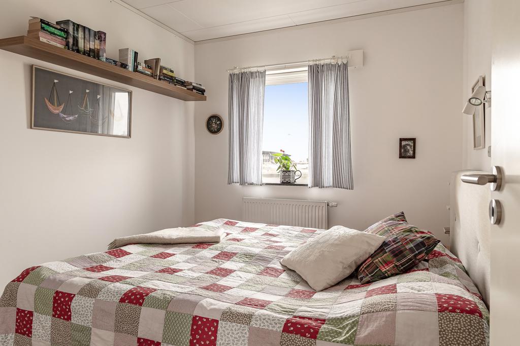 Större sovrum med med plats för dubbelsäng.