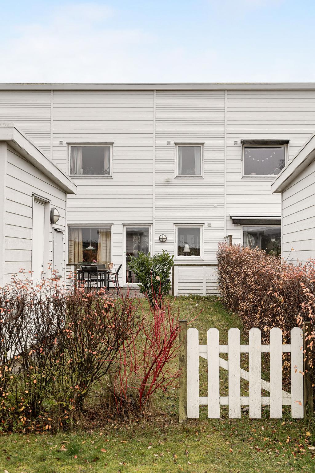 Här finns en trädgårdsyta med egen ingång. 