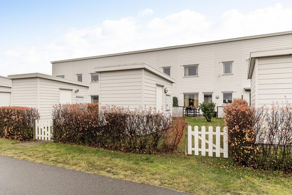 I anslutning till trädgården finns en gångväg som leder vidare mot grönområden och lekplats i kvarteret.