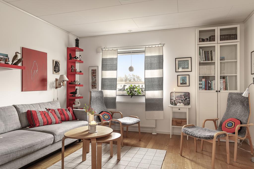 Stort allrum på övervåningen som kan omvandlas till ett större sovrum. Här finns det gott plats för dubbelsäng och förvaringsmöbler. 