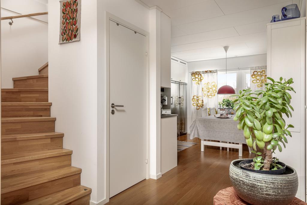 rappan leder upp till övervåningen och bidrar till en tydlig rumsindelning mellan sällskapsdel och sovdel.