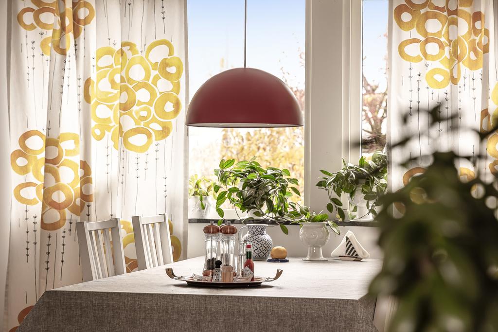 Matplats för fyra till sex personer med fönster mot uteplatsen på framsidan av bostaden.