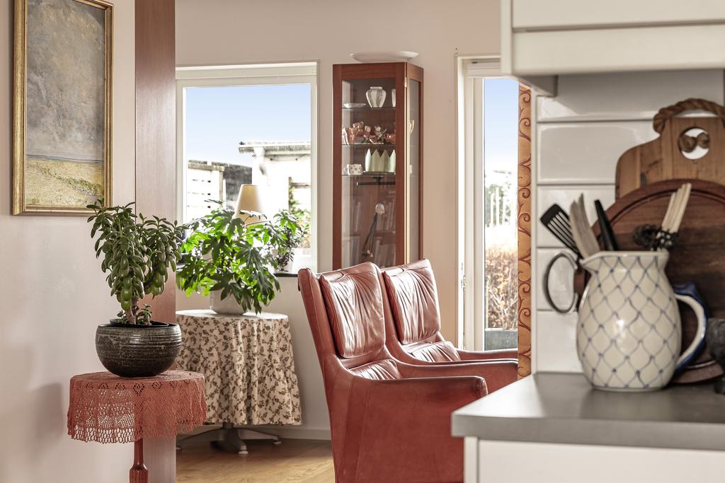 En hemtrevlig yta med plats för avkoppling och naturlig kontakt mellan kök och vardagsrum.