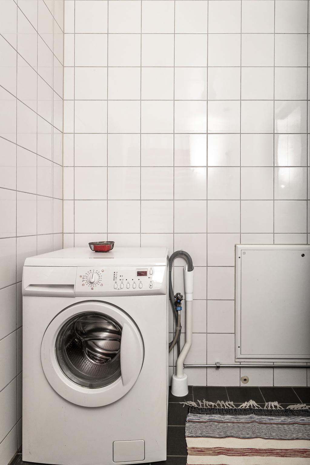 Tvättmaskin i badrummet.