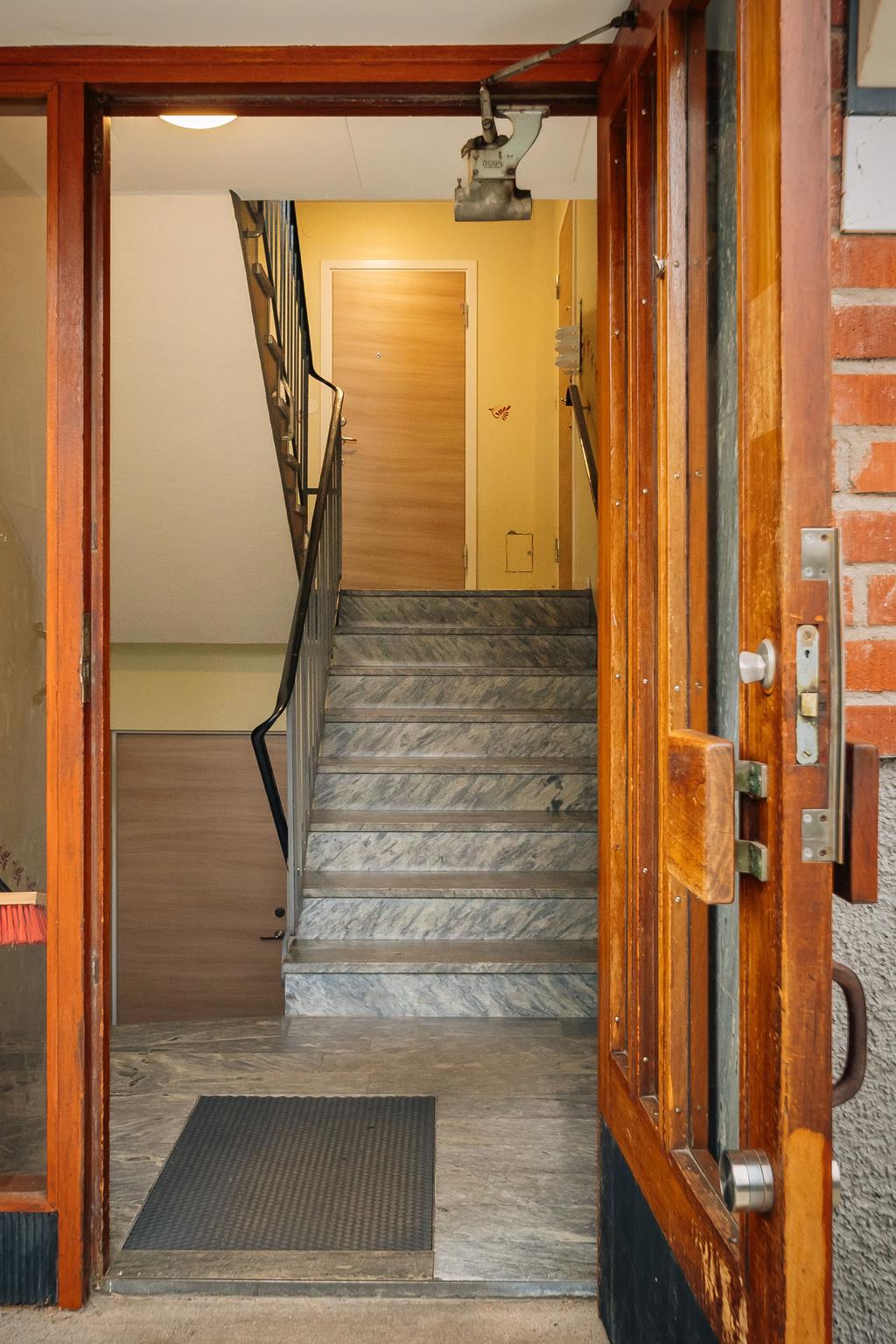 Välkommen in, en trappa upp!