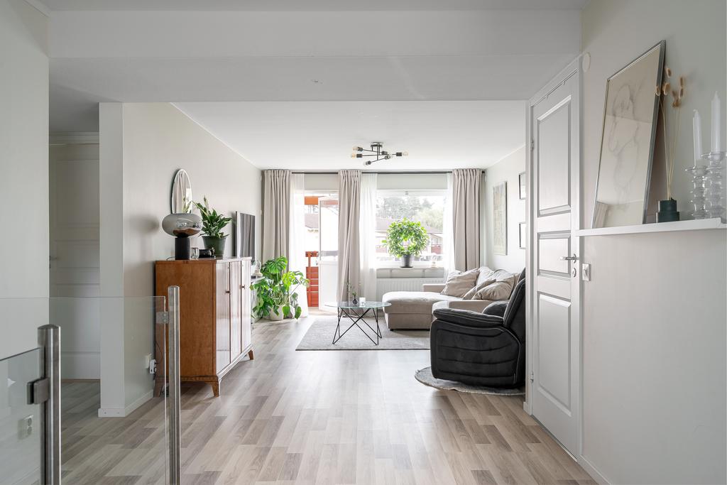 Vardagsrummet från hall