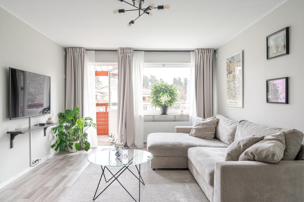 Vardagsrum med utgång till balkong