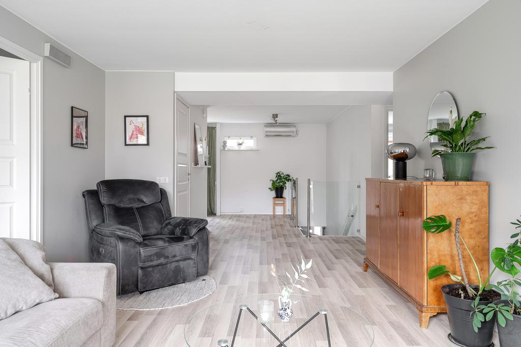 Vardagsrum mot hall och kök