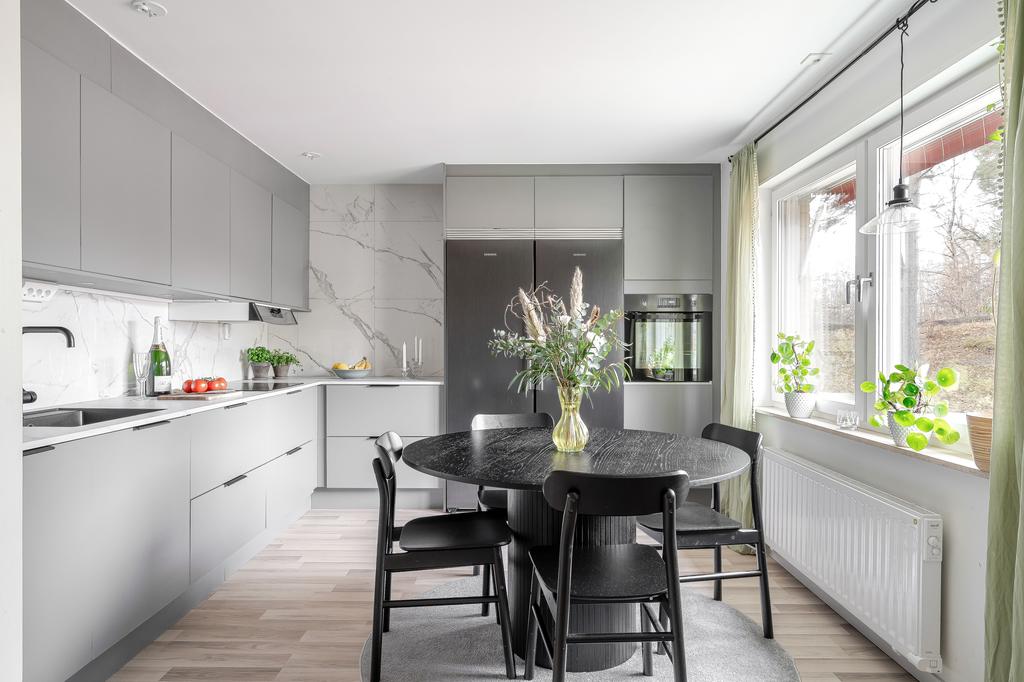 Kök med stilrena färger och material