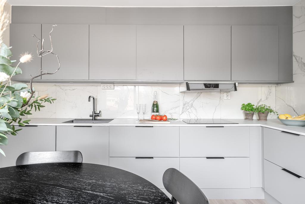 Bänkskiva i laminat och kaklat stänkskydd 