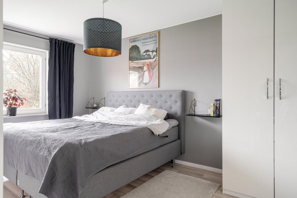 Sovrum med plats för dubbelsäng 