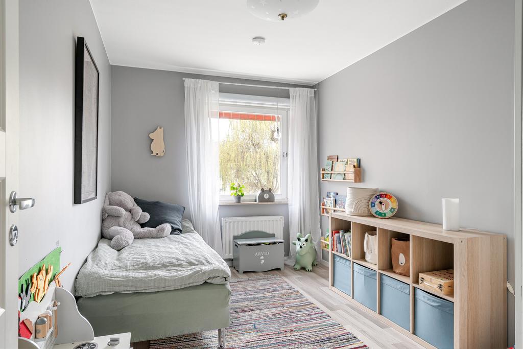 Sovrum med plats för dubbelsäng