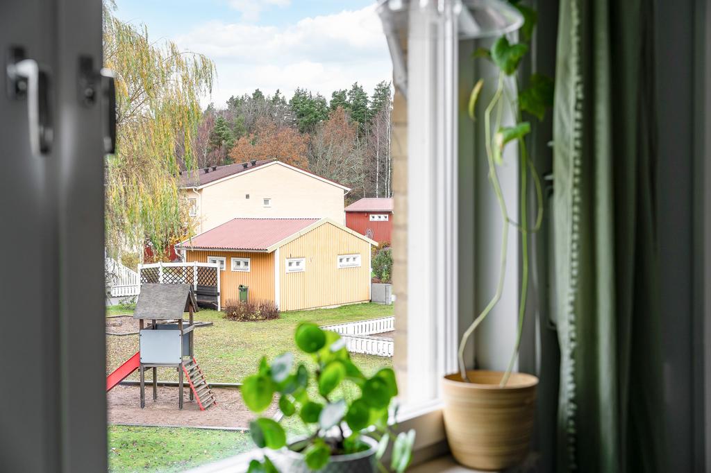 Utsikt över lekplatsen från köksfönstret