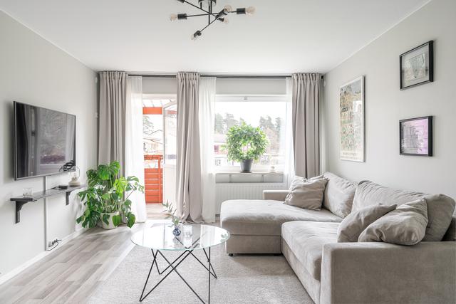 Vardagsrum med utgång till balkong