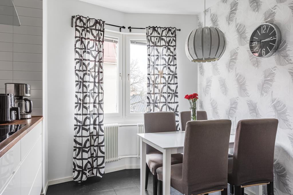 Trivsam matplats i burspråk med fint ljusinsläpp och plats för flera runt bordet