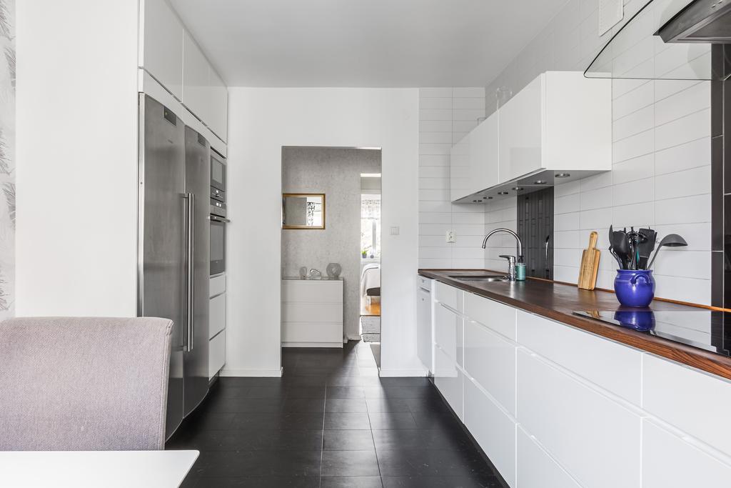 Stilrent KVIK-kök med vita släta luckor