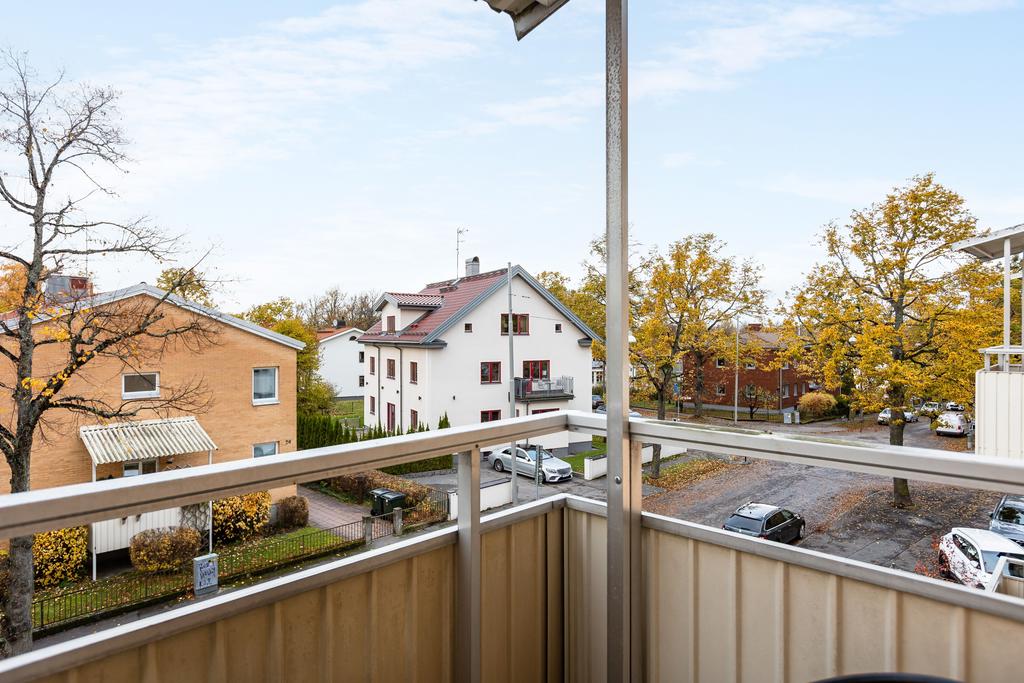 Balkong under tak med eftermiddags- och kvällssol