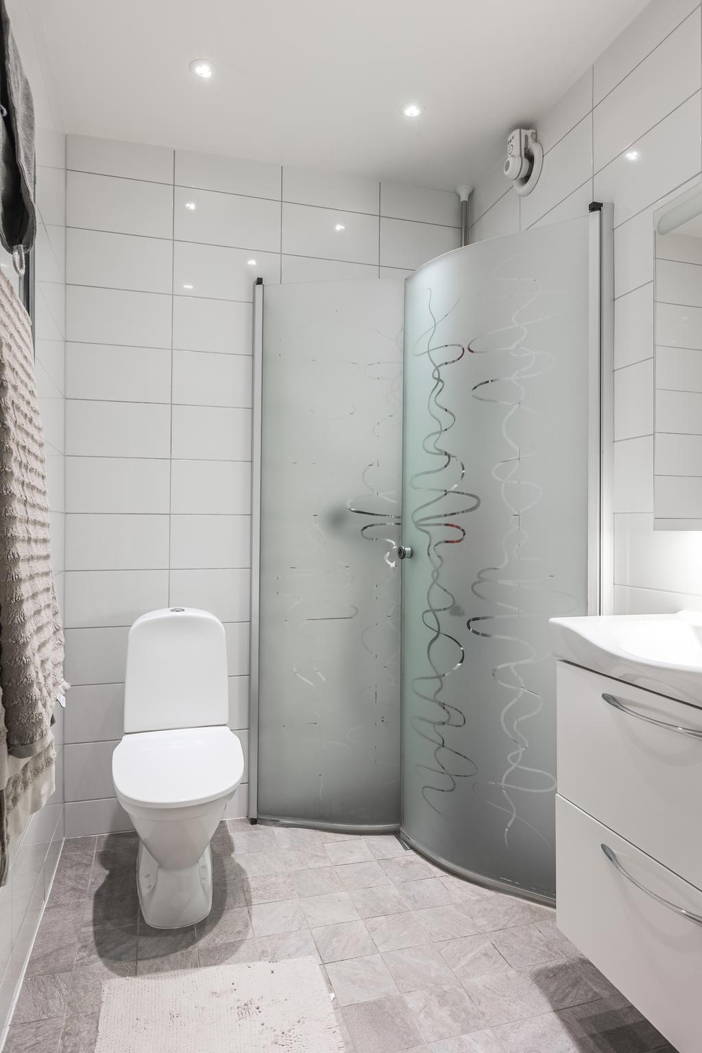 Stilrent helkaklat badrum