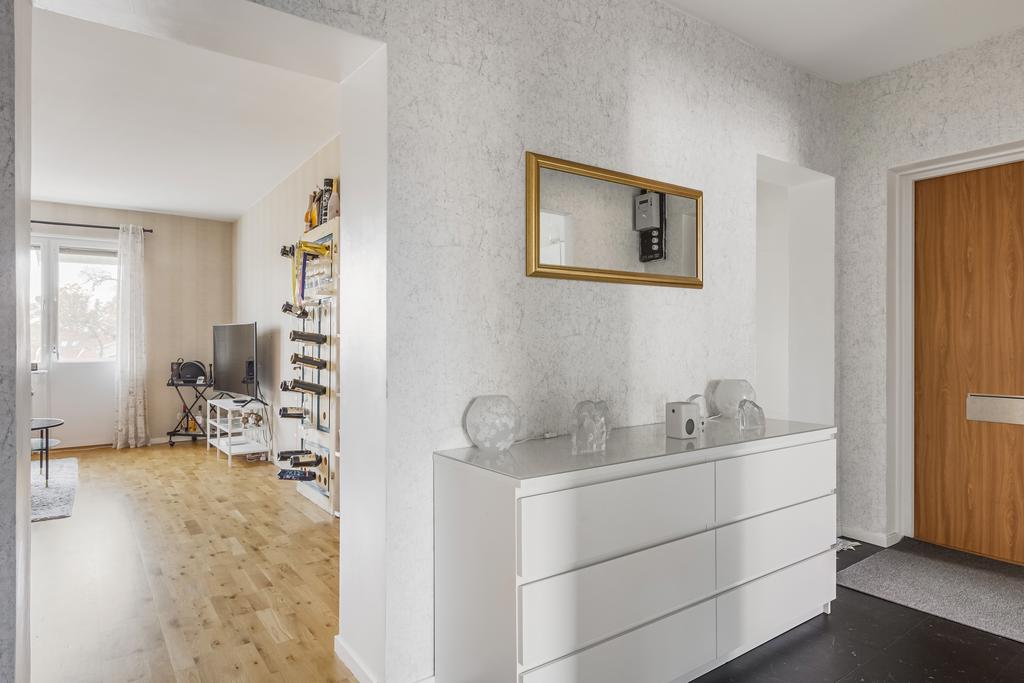 I den inre hallen finns plats för avhängning samt garderob