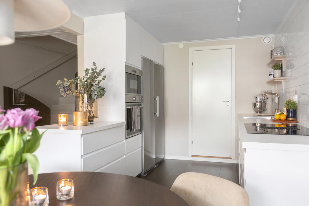 Snyggt och modernt!
Väl planerat med arbetsyta och förvaring