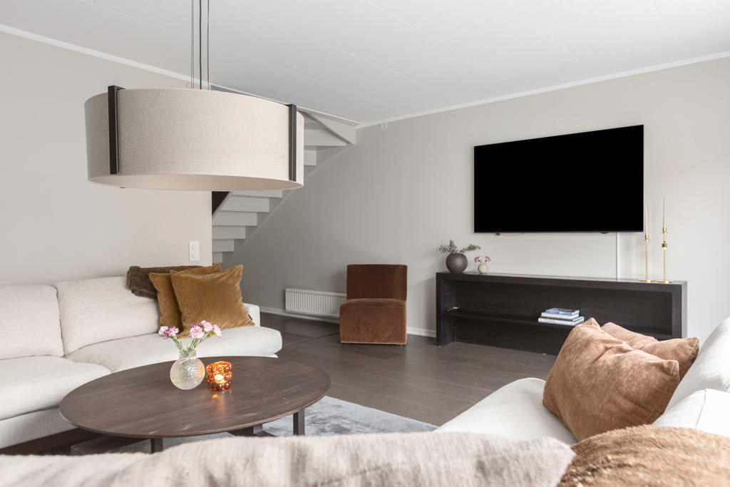 Vardagsrummet har plats för soffgrupp och matplats om så önskas