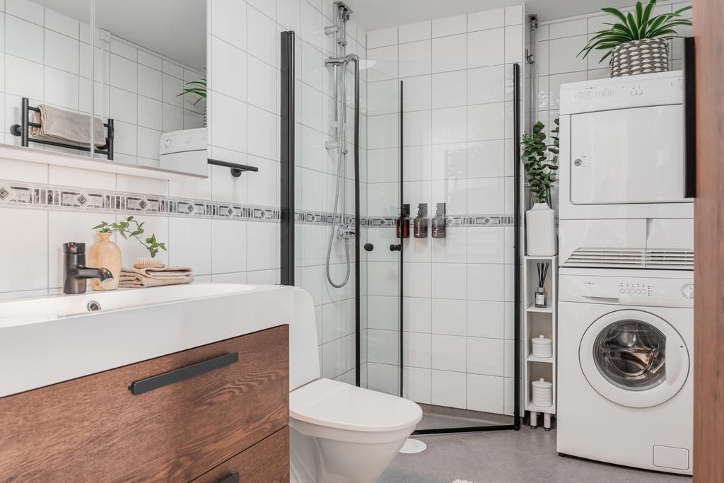 Snyggt badrum med egen tvättmaskin och torktumlare