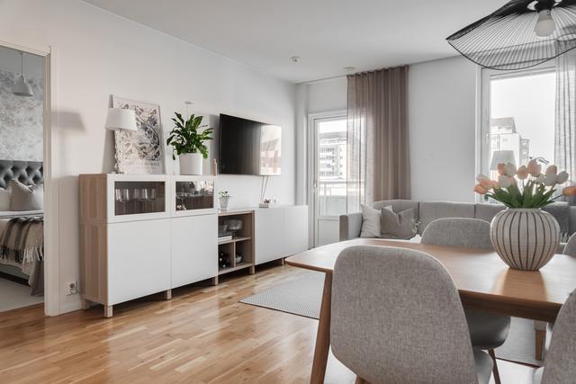 Vardagsrum med utgång till balkong 