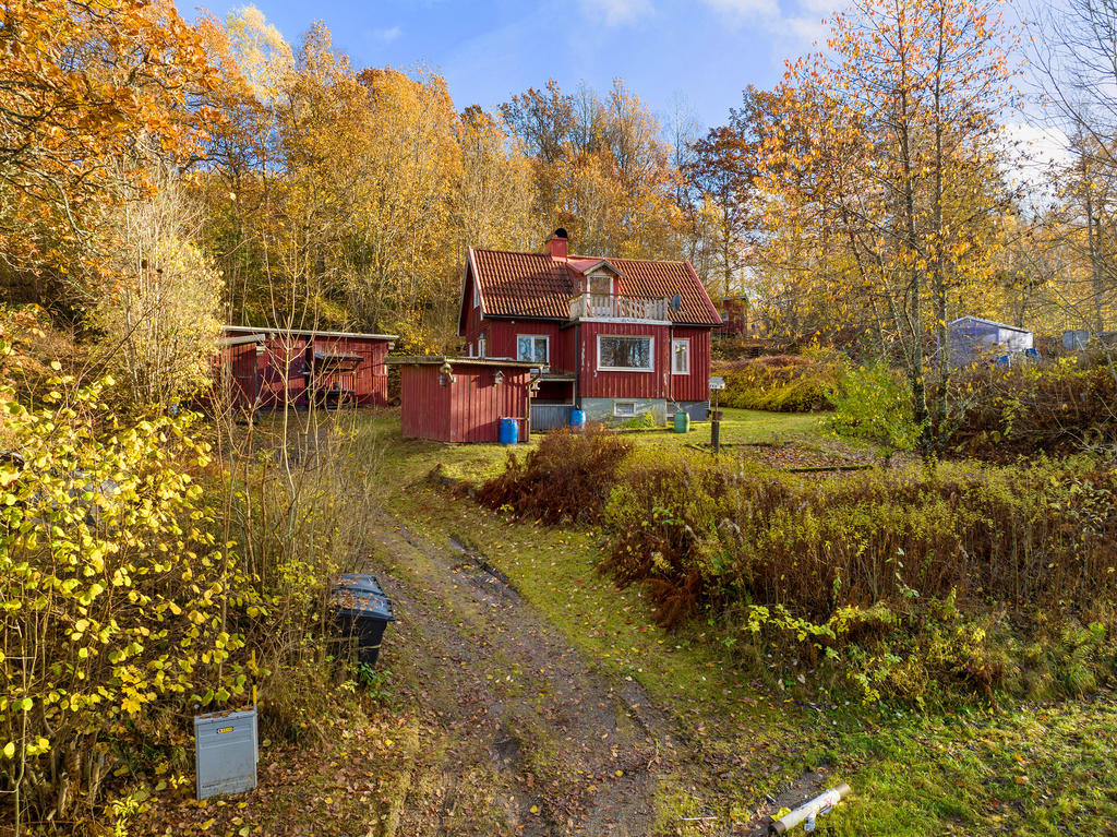 På uppfarten finns plats för flera bilar att parkera