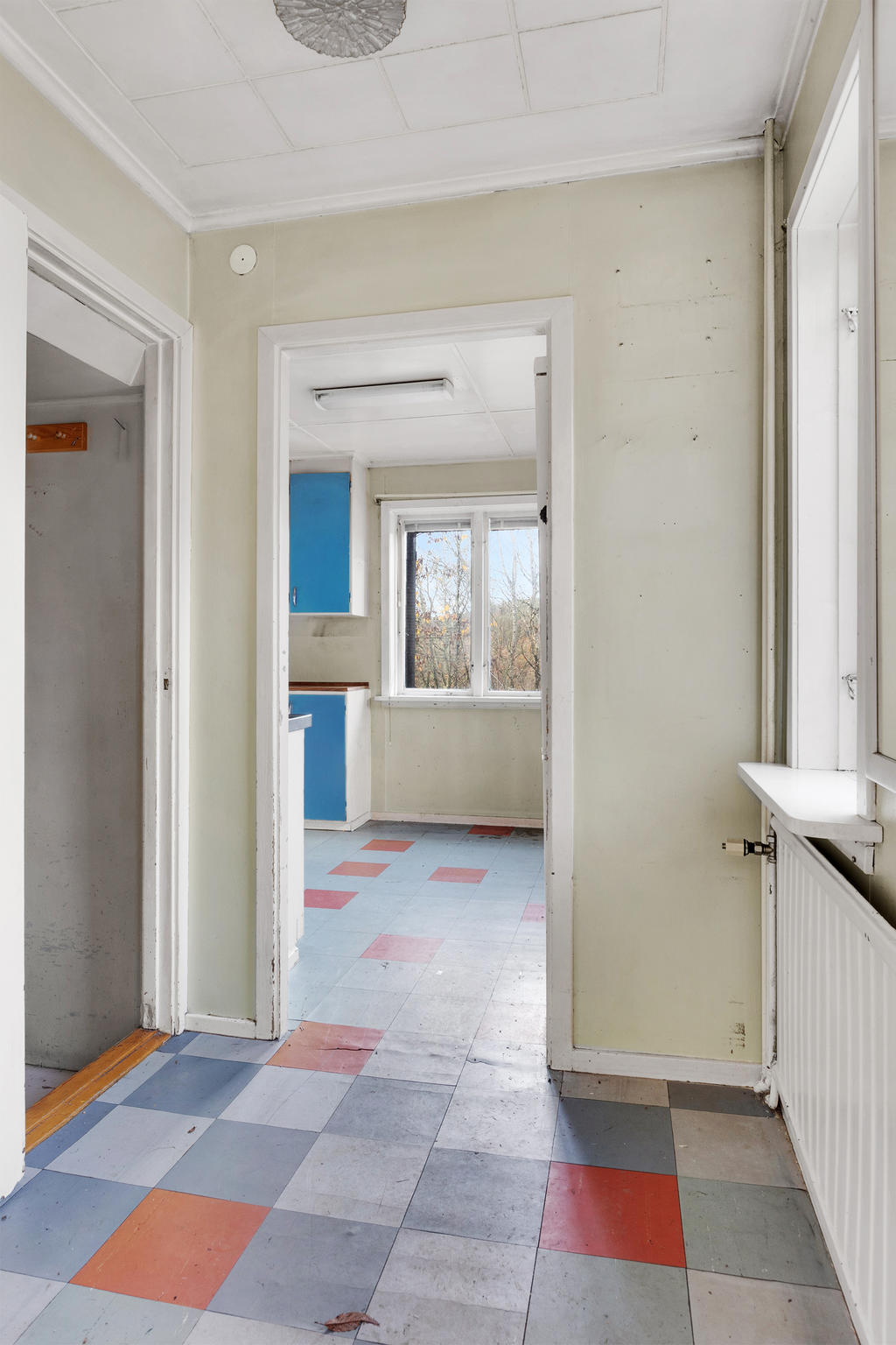 Vy från hallen. Till vänster om hallen finns trappan som leder dig ner till nedre plan och rakt fram hittar du köket. 
