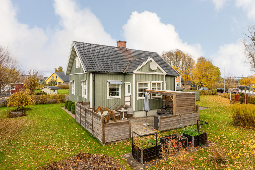 Trivsam altan delvis under tak som erbjuder många soltimmar.