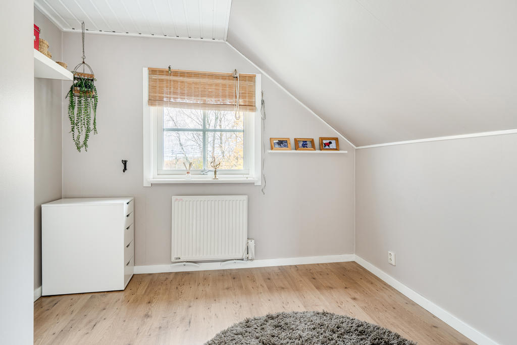 Sovrum med garderob-övre plan.