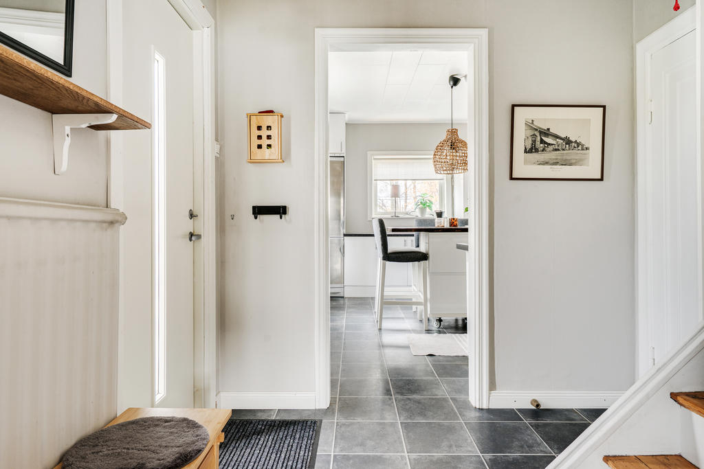 Entréhall med trapp till övre plan. 