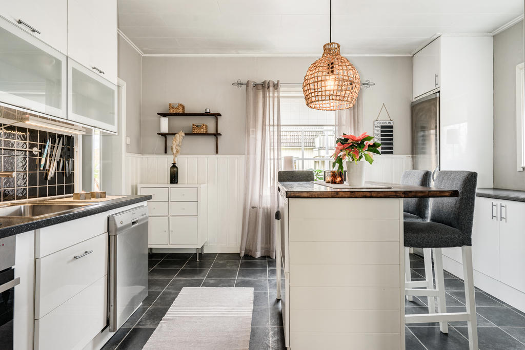Stilrent kök med modern inredning och köksö. Renoverat för cirka 10 år sedan.